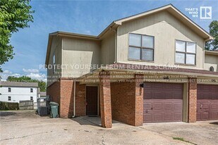 688 W Martha Dr in Fayetteville, AR - Building Photo