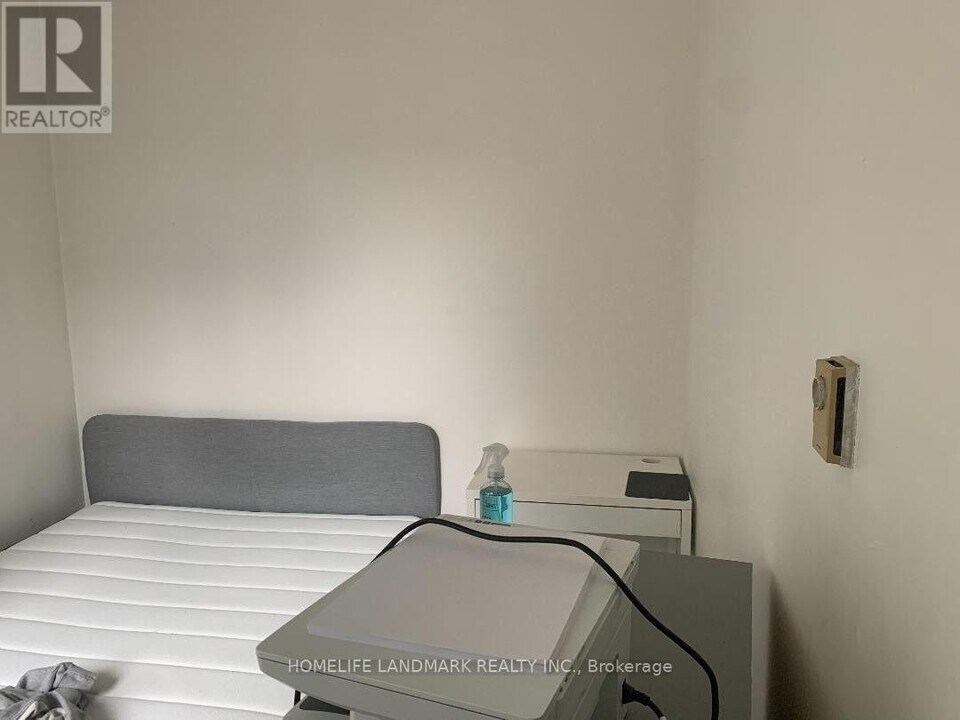 220-220 Gerrard St E in Toronto, ON - Building Photo