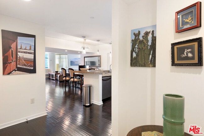 13650 Marina Pointe Dr in Marina Del Rey, CA - Building Photo - Building Photo