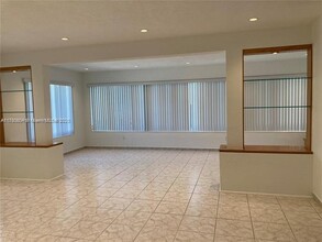 9440 Carlyle Ave in Surfside, FL - Foto de edificio - Building Photo