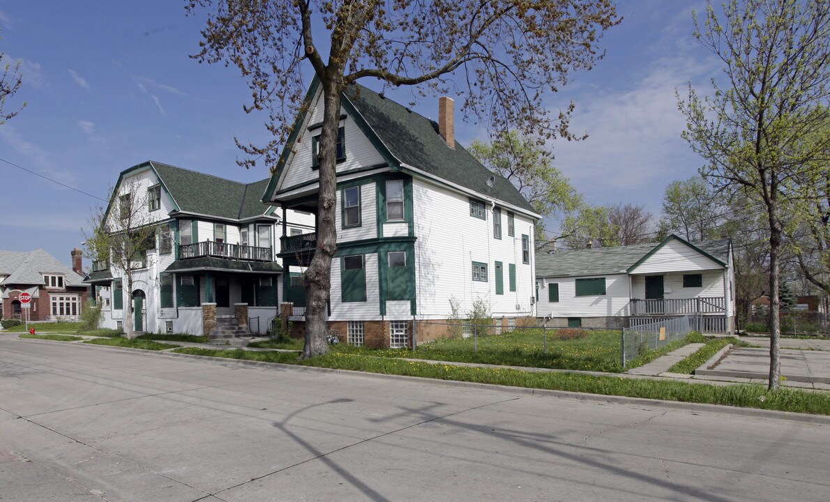 322-340 W Meinecke Ave in Milwaukee, WI - Foto de edificio