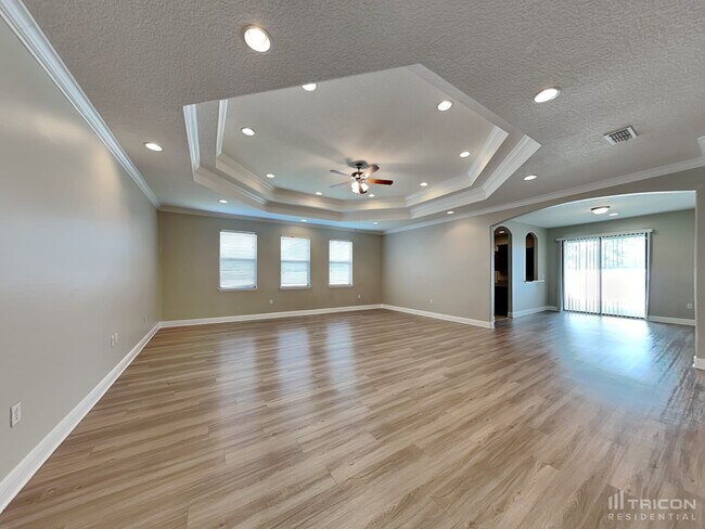 4574 Barbuda Dr in Tavares, FL - Foto de edificio - Building Photo