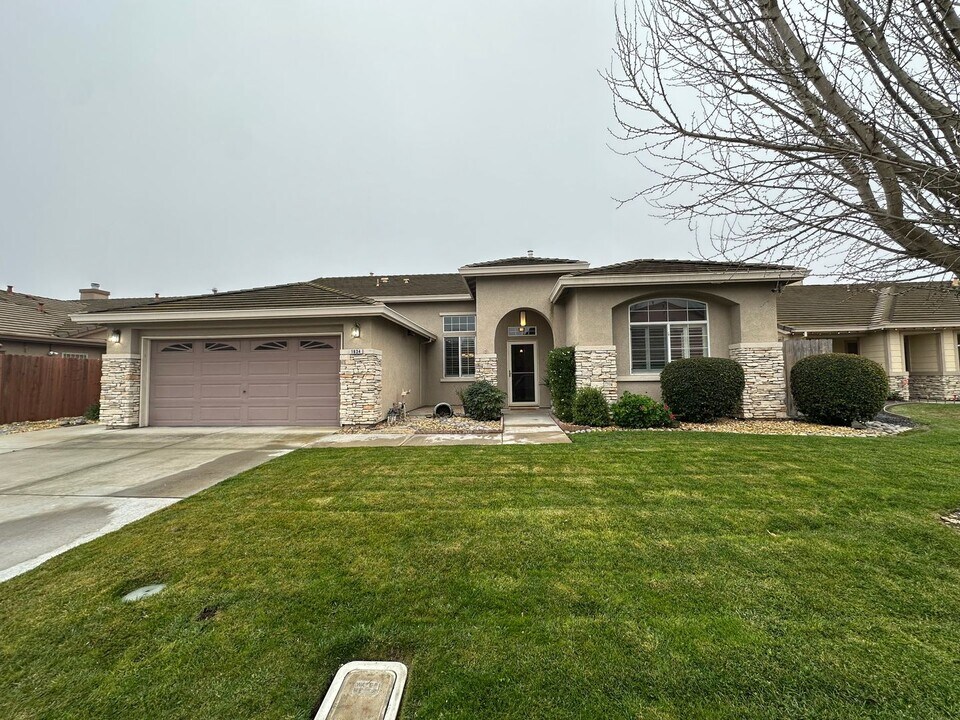 1834 Treeline Way in Manteca, CA - Building Photo