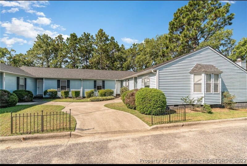 596 Countrytown Dr in Hope Mills, NC - Foto de edificio