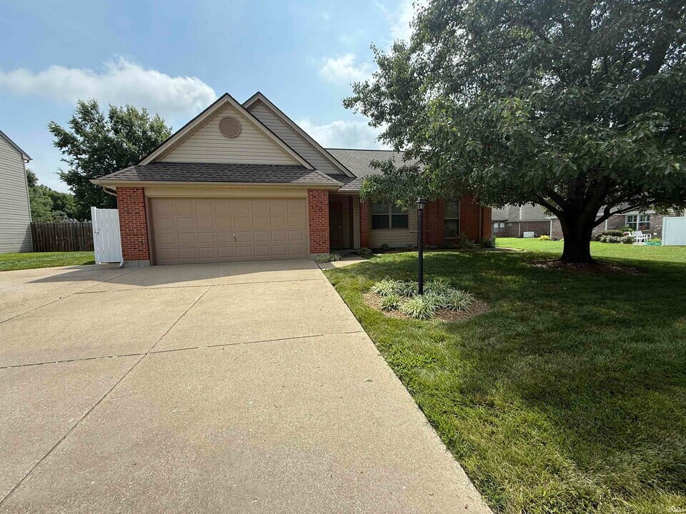 7131 Greenlake Dr in Evansville, IN - Building Photo