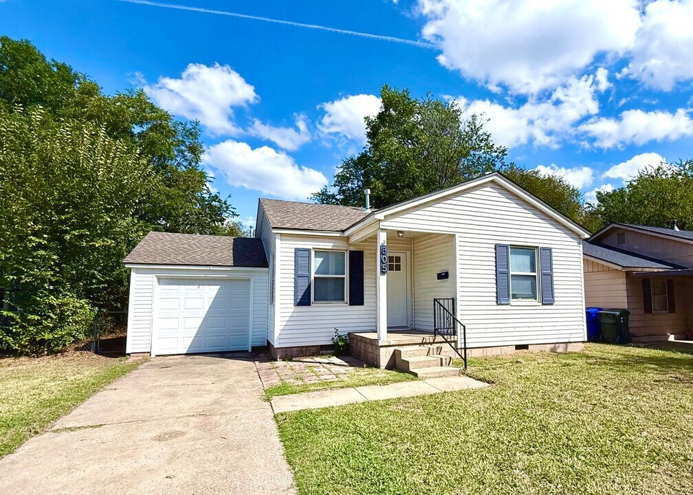 805 Dakota St in Norman, OK - Building Photo