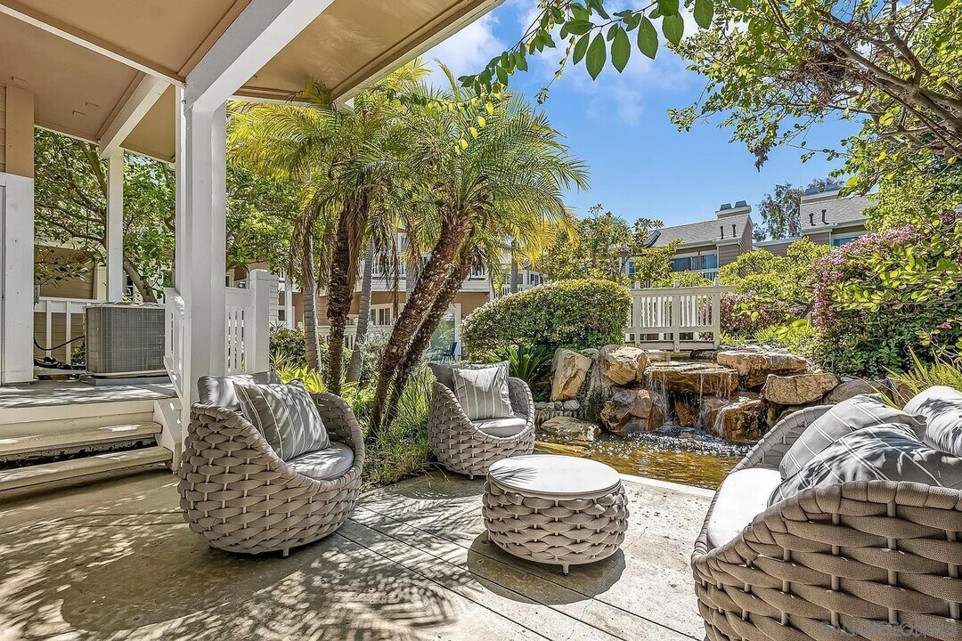 8585 Via Mallorca in San Diego, CA - Building Photo