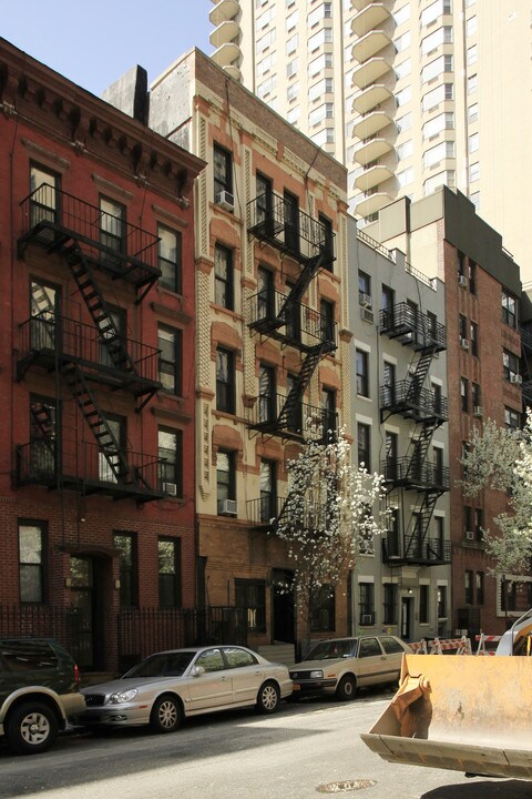 324 E 74th St in New York, NY - Foto de edificio