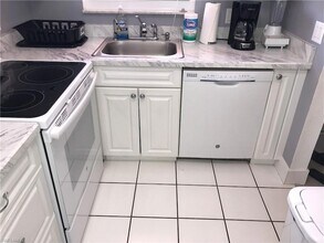 225 Turtle Lake Ct, Unit 301 in Naples, FL - Building Photo - Building Photo