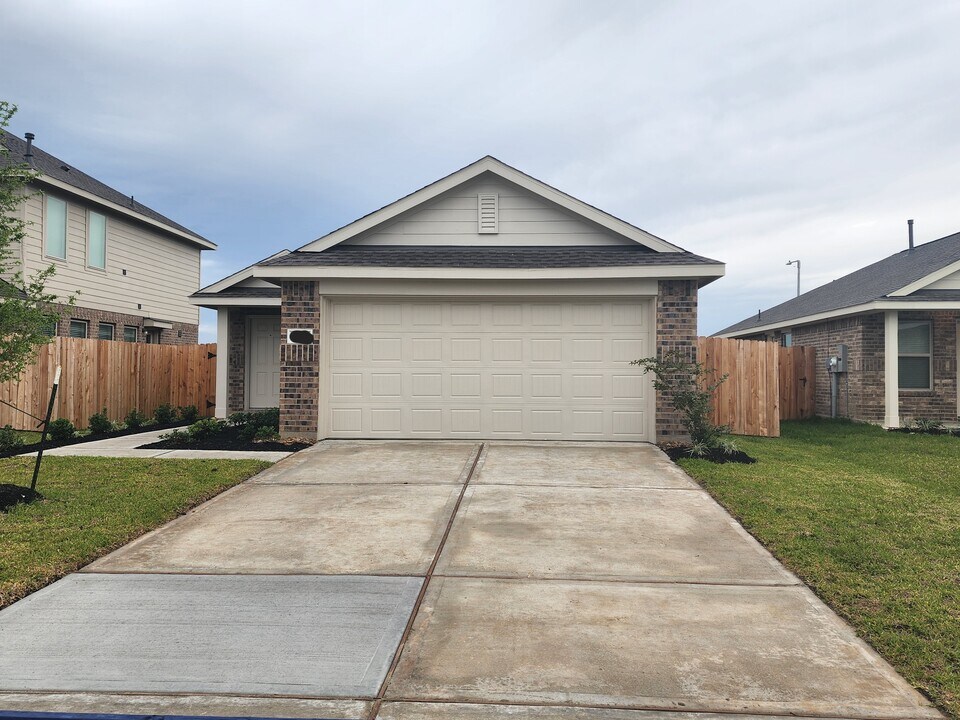 224 Bennett Lp in Angleton, TX - Building Photo