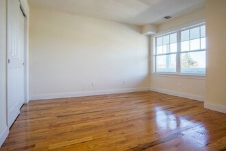 40 Cedar Swamp Rd in Glen Cove, NY - Building Photo - Building Photo