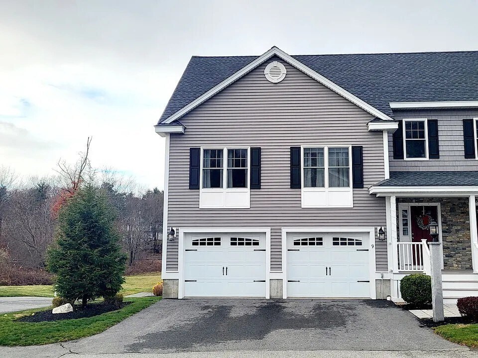 9 Commodore Way in Westford, MA - Building Photo