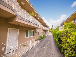 15114 Dickens St. in Sherman Oaks, CA - Foto de edificio - Building Photo