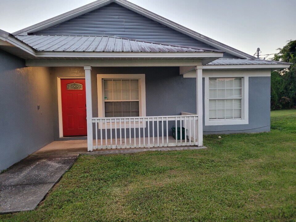 2038 Blackston Ave in Sanford, FL - Foto de edificio