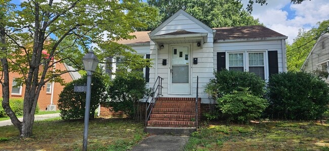703 Mayflower Dr, Unit 703 B Mayflower in Greensboro, NC - Foto de edificio - Building Photo