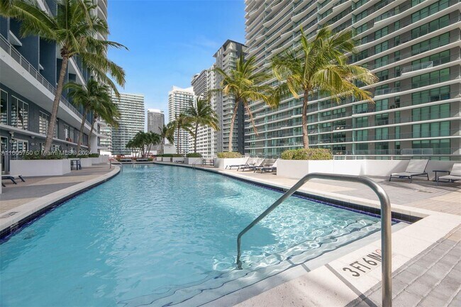 60 SW 13th St, Unit 2818 in Miami, FL - Foto de edificio - Building Photo