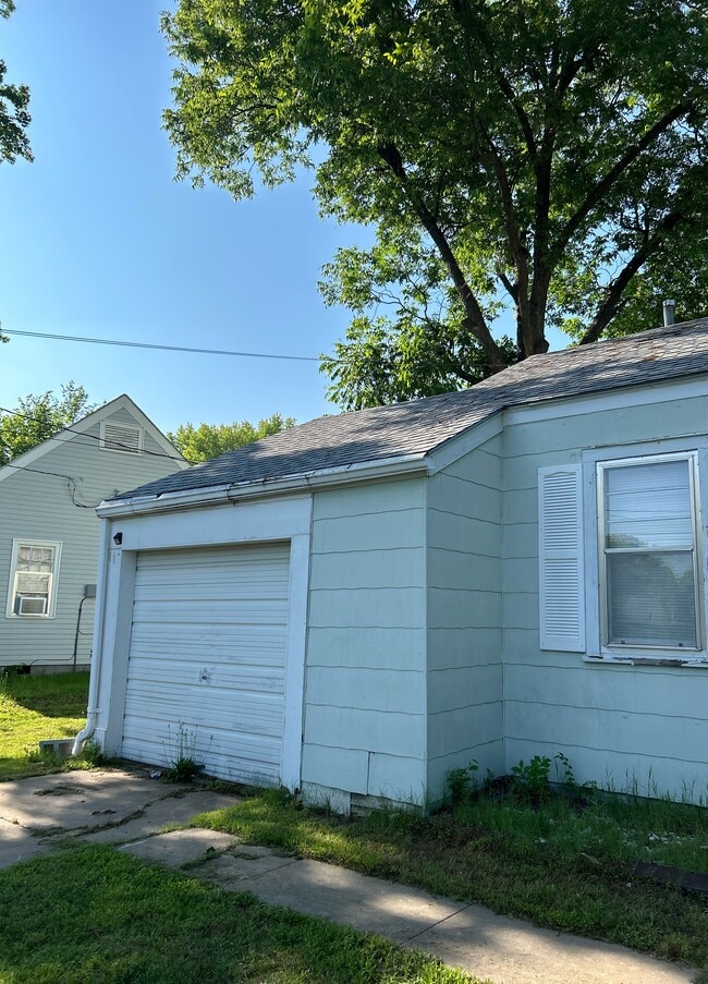 property at 1904 Home Cir