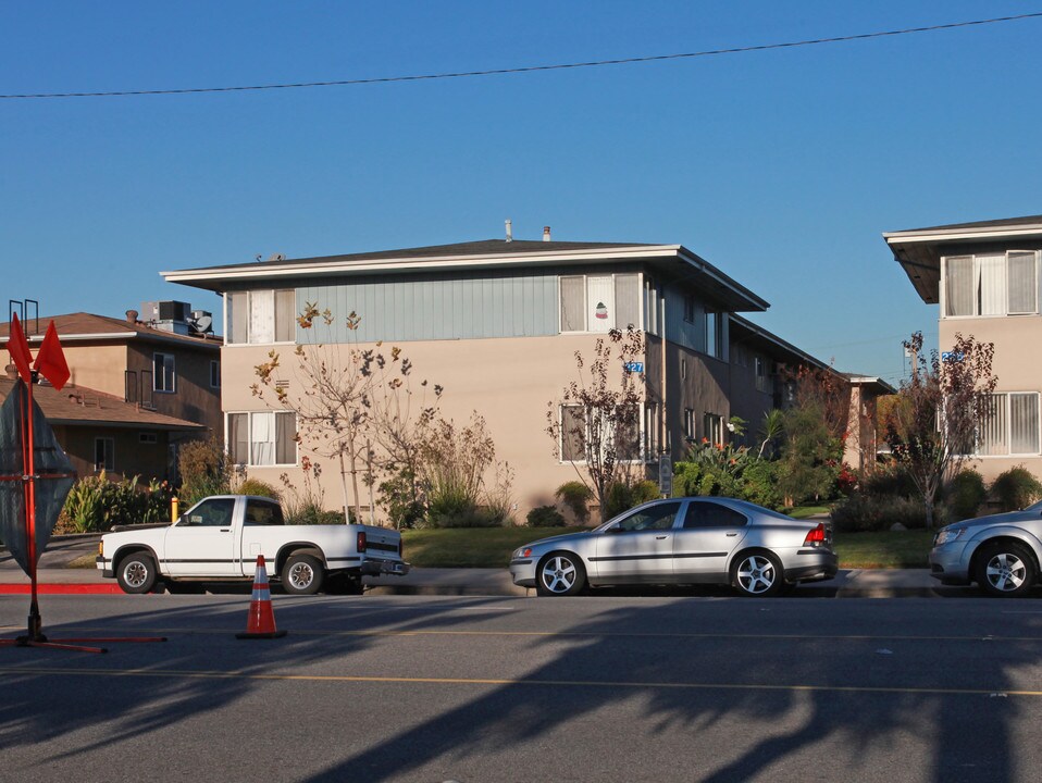 227 W Alameda Ave in Burbank, CA - Building Photo