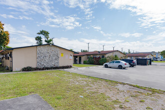 500 Jann Ave in Opa Locka, FL - Foto de edificio - Building Photo