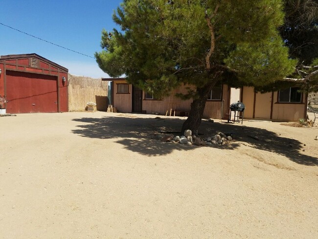 2624 Acacia Ave in Pioneertown, CA - Building Photo - Building Photo