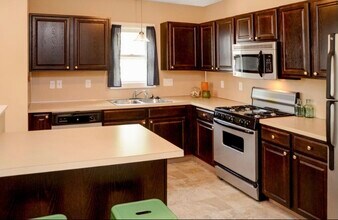 916 Zeeland Ct NE in Grand Rapids, MI - Foto de edificio - Building Photo