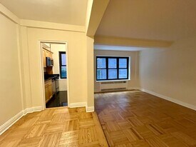 141 E 56th St in New York, NY - Building Photo