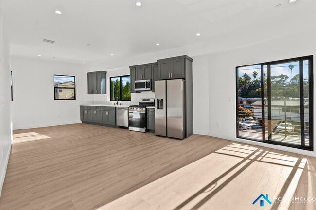 2821 Avenel St in Los Angeles, CA - Building Photo - Building Photo