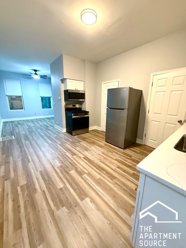 942 N Elston Ave, Unit 2R in Chicago, IL - Foto de edificio - Building Photo