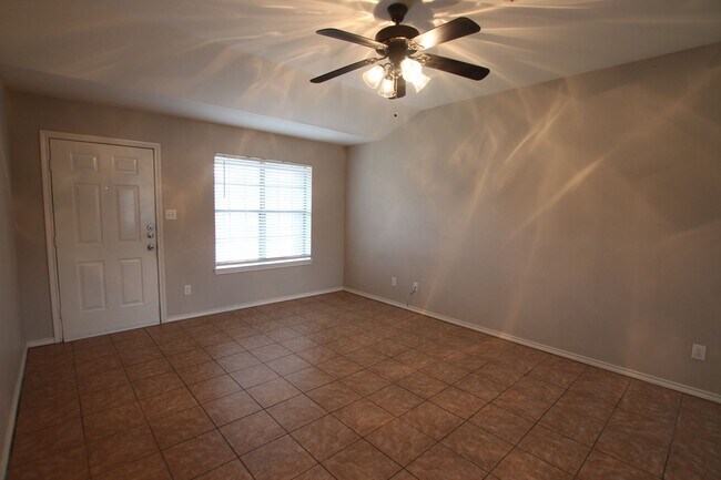 17068 Loring Ln in Lindale, TX - Building Photo - Building Photo