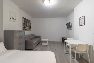 131 E 94th St in New York, NY - Building Photo