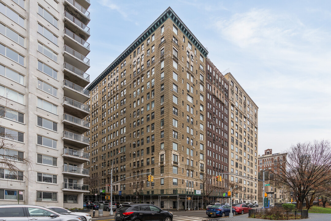 54 Riverside Dr in New York, NY - Building Photo