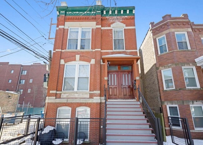 property at 2013 W Moffat St