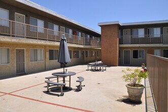 El Capistrano in Hawthorne, CA - Building Photo - Interior Photo