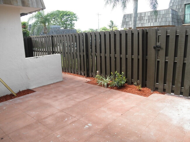 1002 Waterview Dr in Palm Springs, FL - Building Photo - Building Photo