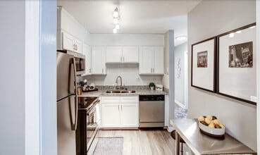 Sterling Glenwood Apartments in Raleigh, NC - Foto de edificio - Building Photo