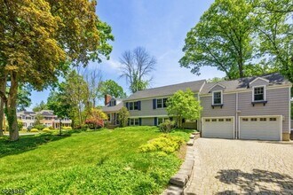 24 Thackeray Dr in Millburn, NJ - Building Photo - Building Photo