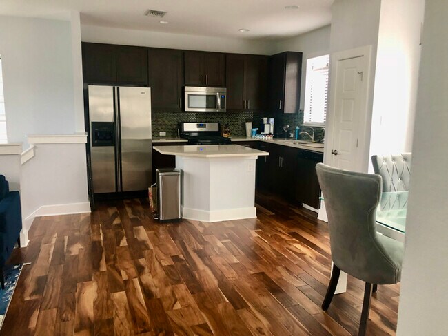 1501 Lorraine Loop in Austin, TX - Foto de edificio - Building Photo