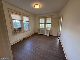 305 W Wayne Ave in Wayne, PA - Building Photo