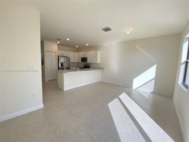 10723 W 32nd Ln in Hialeah, FL - Building Photo - Building Photo