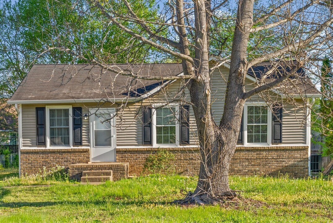 352 Woodale Dr in Clarksville, TN - Building Photo