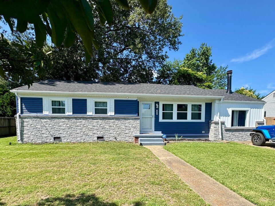1811 Brookwood Rd in Norfolk, VA - Building Photo