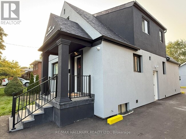property at 382 Burnhamthorpe Rd