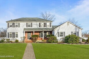 2 Windsor Dr in West Long Branch, NJ - Building Photo