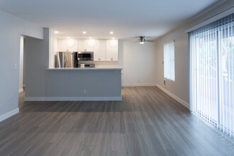 Casa de Flores Apartments in Torrance, CA - Building Photo - Interior Photo