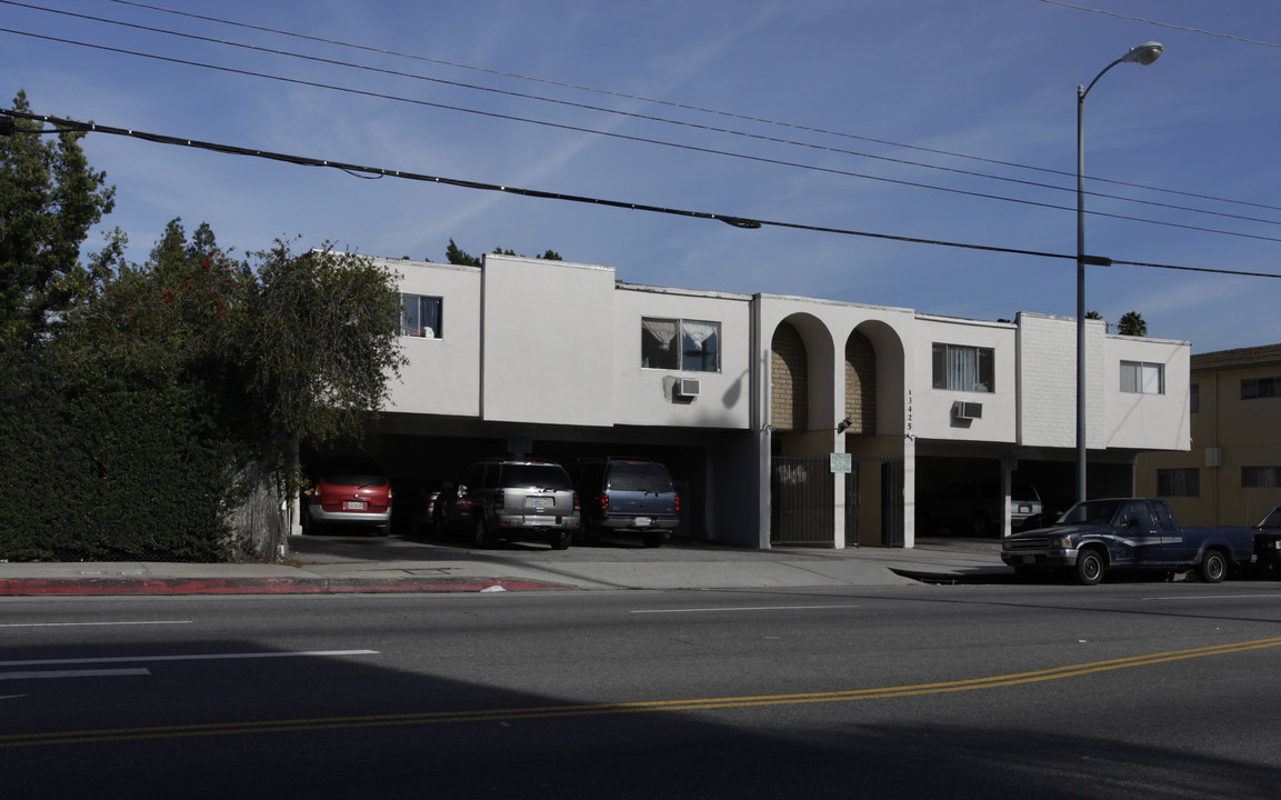 Vanowen Apartments Iii in Van Nuys, CA - Building Photo