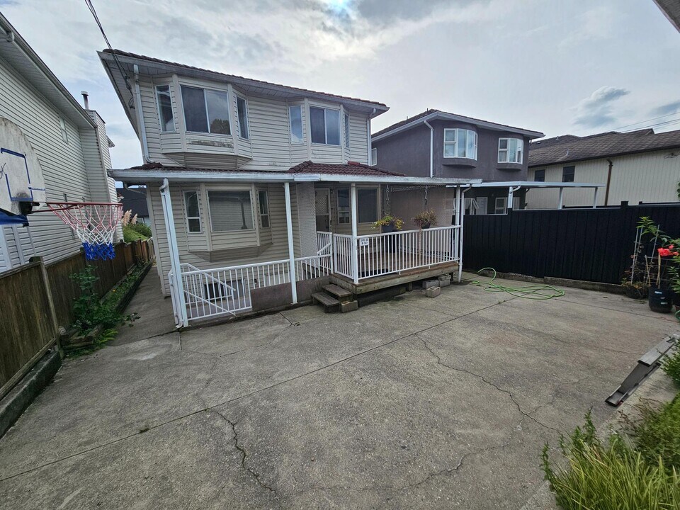 265 61st Av E in Vancouver, BC - Building Photo