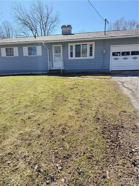56 Hollywood Dr in Whitesboro, NY - Building Photo
