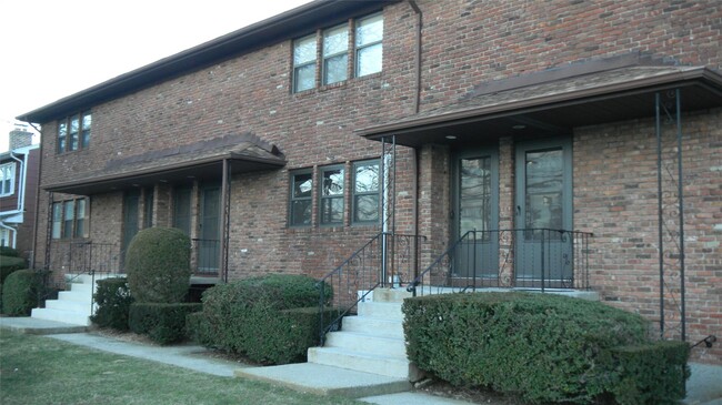 2262 Merrick Ave in Merrick, NY - Building Photo - Building Photo