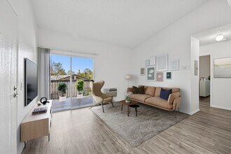 Sunnyside Senior Apartments in San Dimas, CA - Foto de edificio - Building Photo