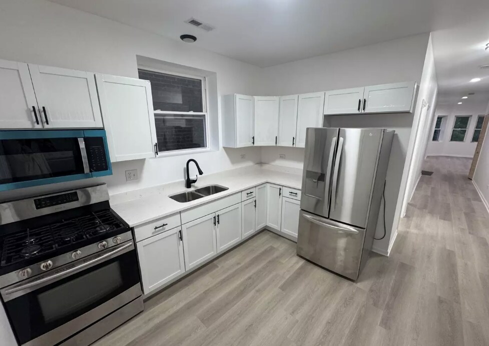 8044 S Maryland Ave, Unit C in Chicago, IL - Building Photo
